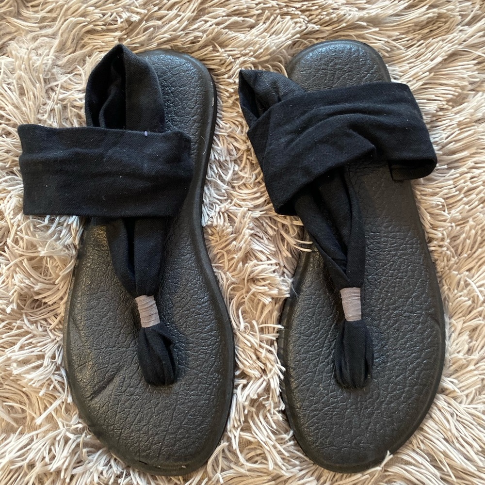 Sanuk Black Yoga Mat Sandals Size 9